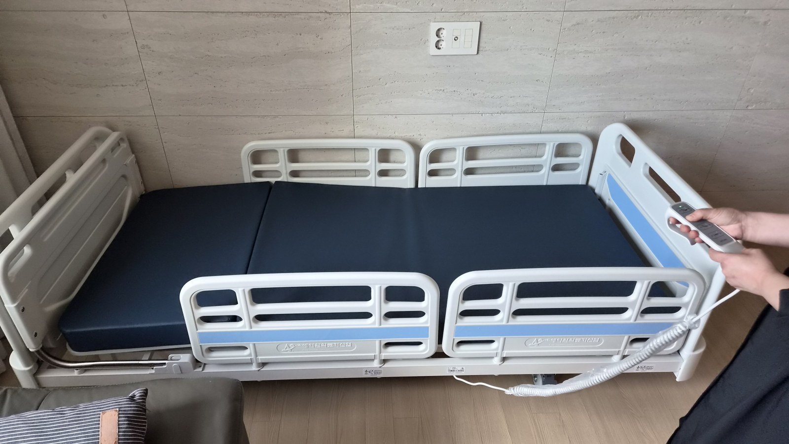 병원침대 타일벽 방, 리모컨 클로즈업
