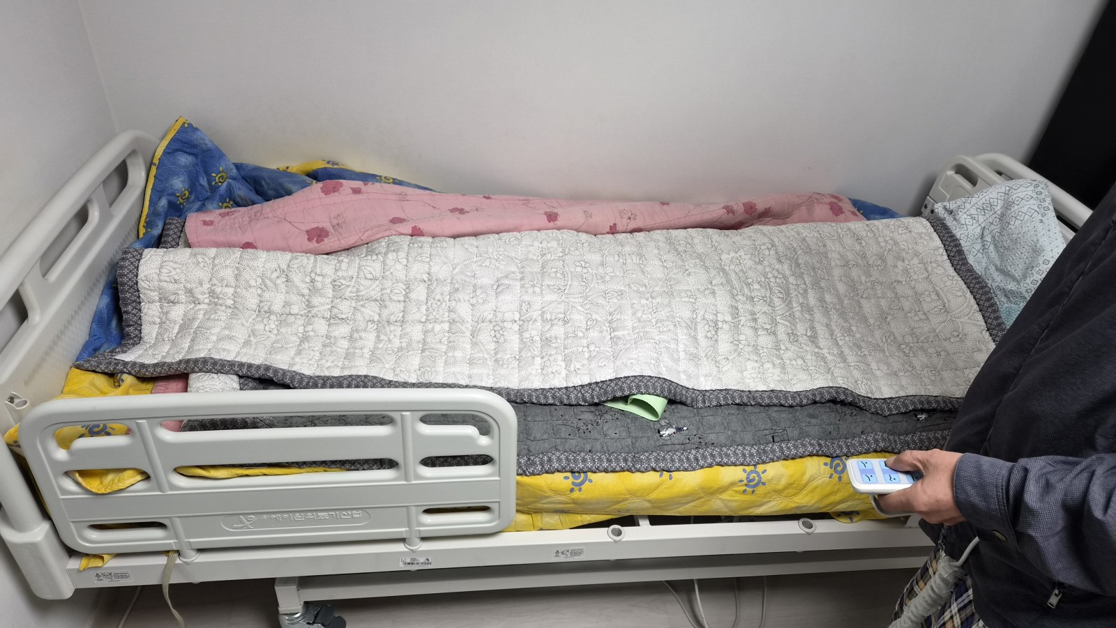 두정동 케어베드 이불 여러 겹 놓인 설치